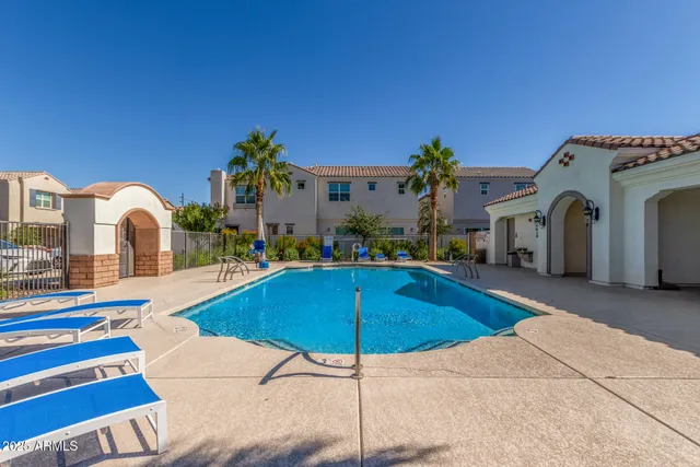 a view of a house with backyard