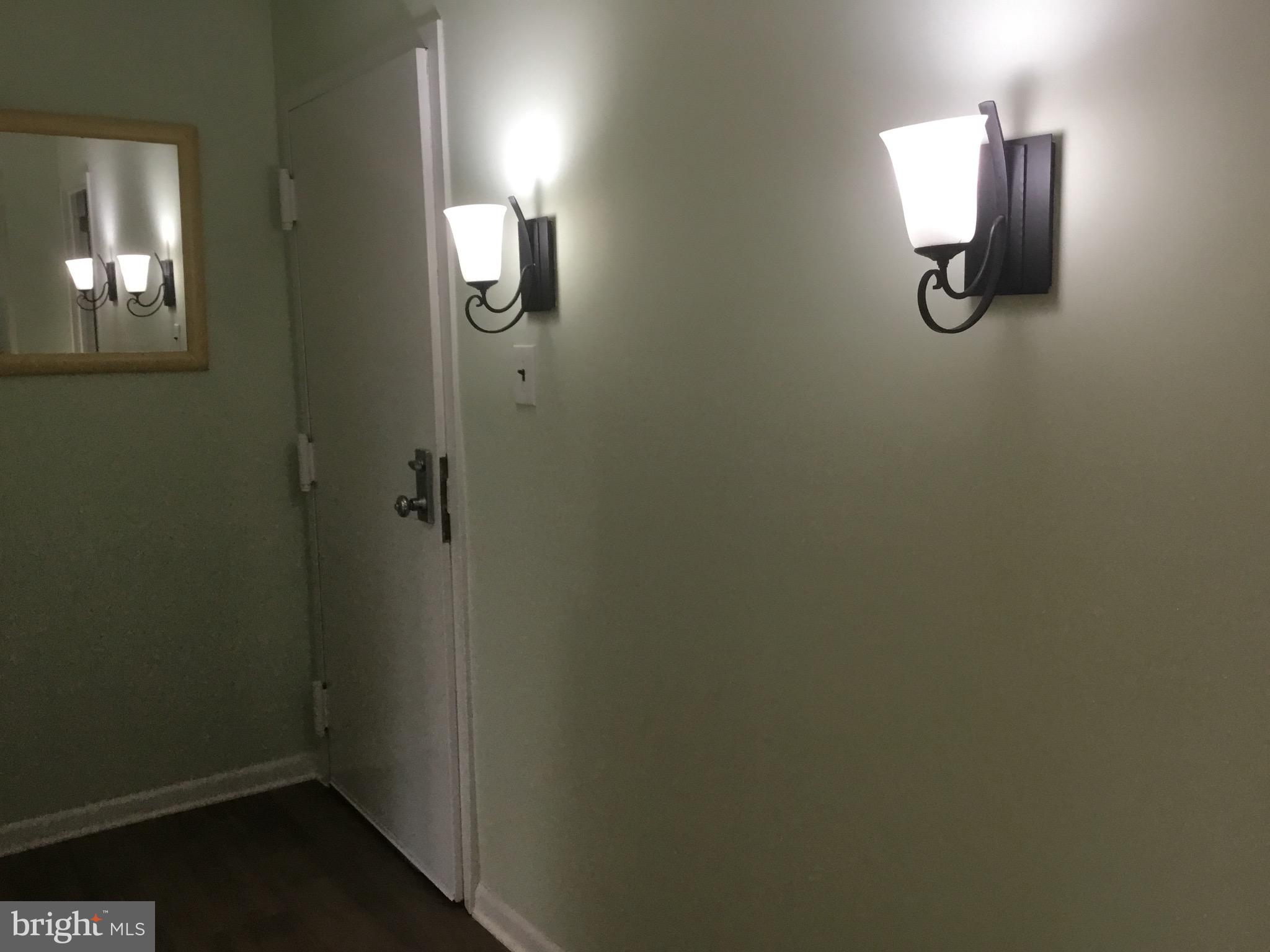 11609 Stoneview Square, Unit 11C Reston, VA 20191 - Photo 19 of 23 an empty room with a mirror