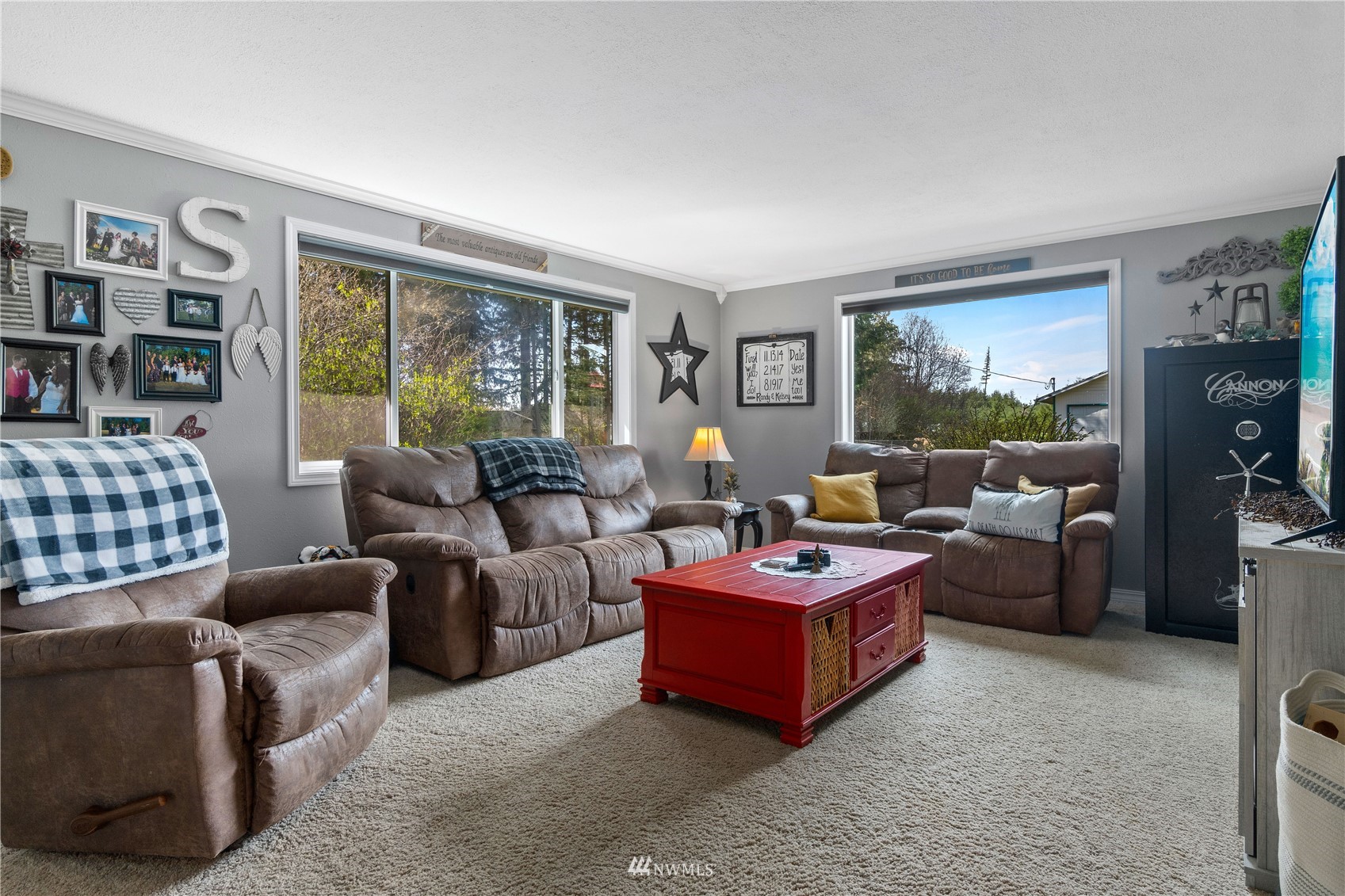 151 Fircrest Road Napavine, WA 98532 - Photo 9 of 28 a living room with furniture and a large window