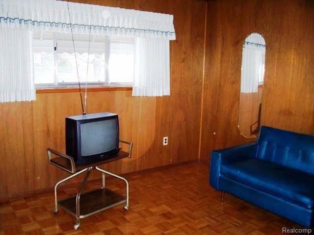 13736 Martin Road Warren, MI 48088 - Photo 4 of 10 martin fam rm tv
