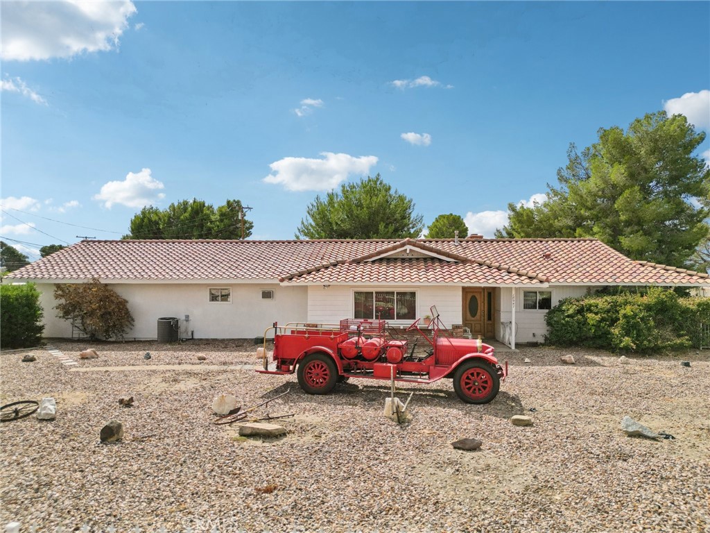 18947 Waseca Road Apple Valley, CA 92307 - Photo 31 of 34 a front view of a house with cars parked