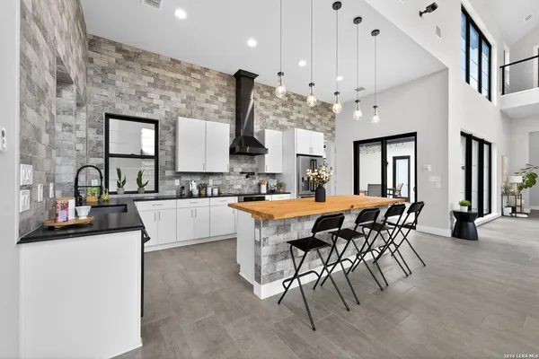 $950,000 | 8024 Alton Boulevard, Selma, TX 78154