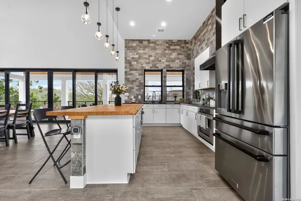 $950,000 | 8024 Alton Boulevard, Selma, TX 78154
