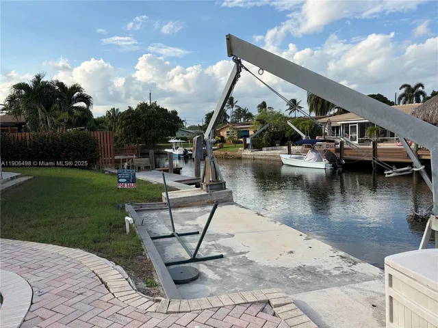 a view of a house with backyard and porch