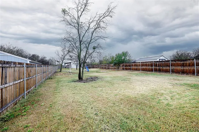 a view of a backyard
