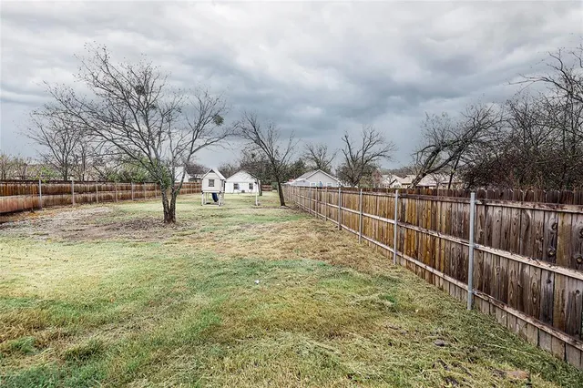 a view of yard with tree s