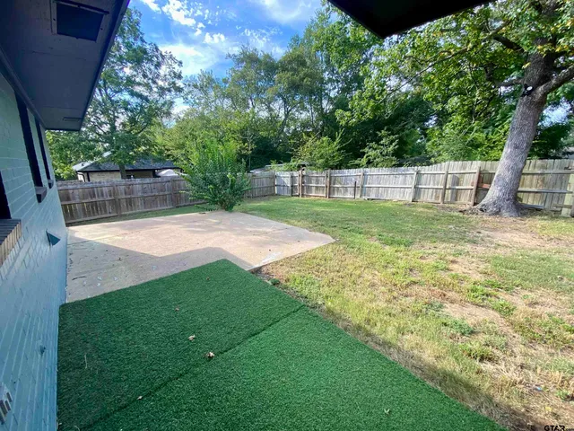 a view of yard with a small cabin