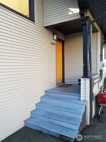 $1,985 | 5116 Meridian Avenue North, Unit 1/2, Seattle, WA 98103