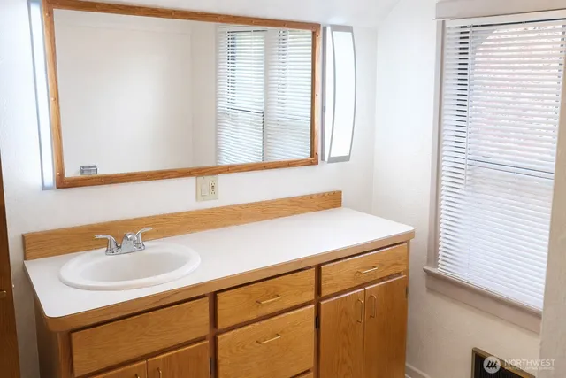 $1,985 | 5116 Meridian Avenue North, Unit 1/2, Seattle, WA 98103