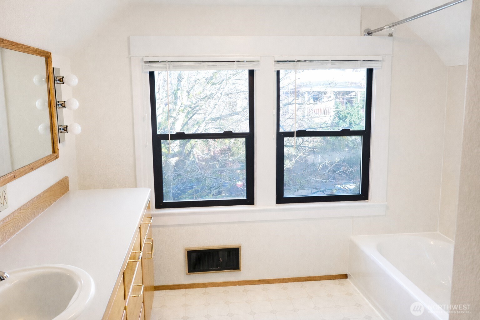 5116 Meridian Avenue North, Unit 1/2 Seattle, WA 98103 - Photo 14 of 17