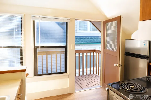 $1,985 | 5116 Meridian Avenue North, Unit 1/2, Seattle, WA 98103