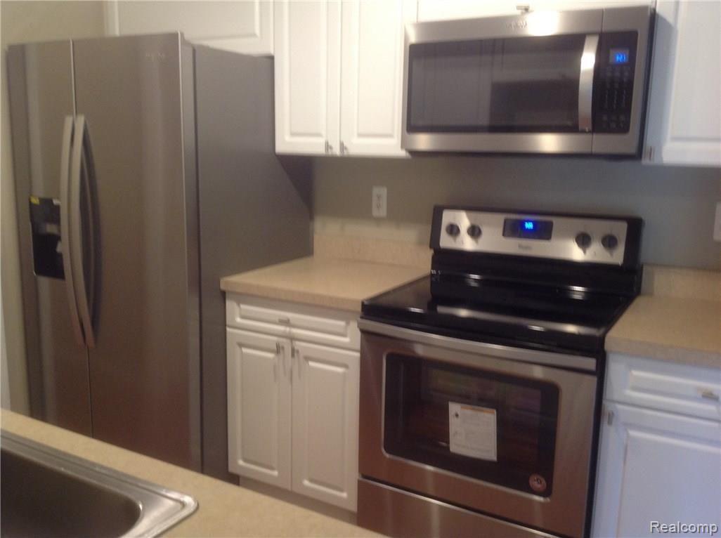 3538 Oakmonte Boulevard, Unit 109 Rochester, MI 48306 - Photo 8 of 22 Brand new Stainless steel appliances