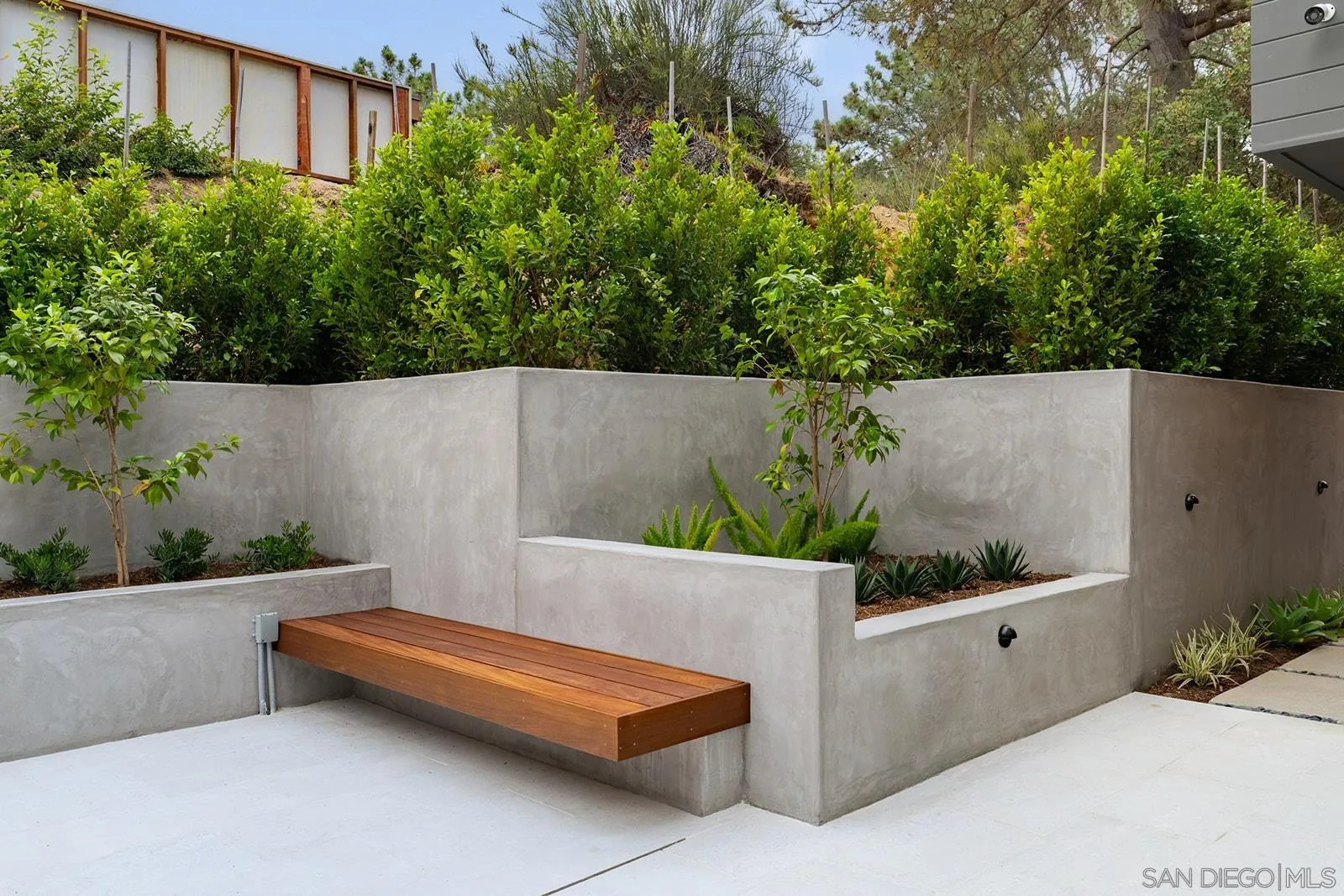 390 Hidden Pines Road Del Mar, CA 92014 - Photo 23 of 46 an outdoor view with sitting space