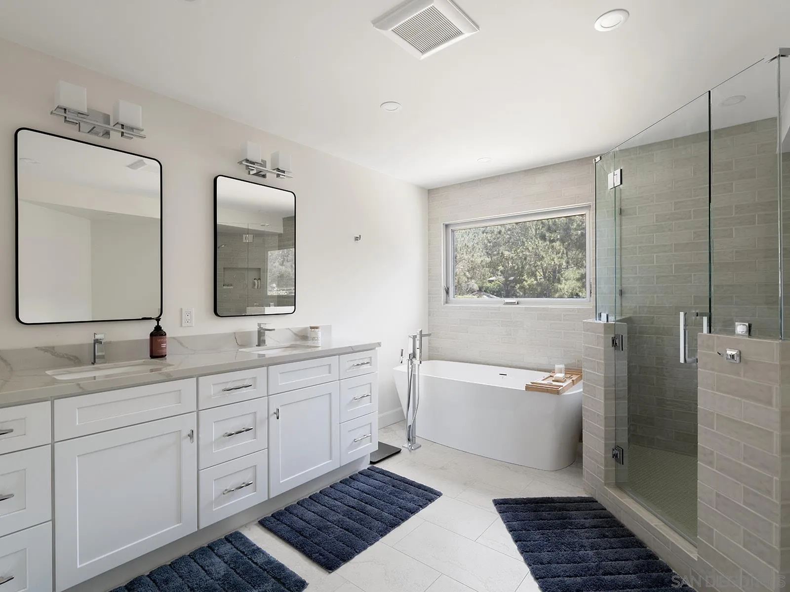 390 Hidden Pines Road Del Mar, CA 92014 - Photo 30 of 46 a bathroom with a double vanity sink a mirror and a bathtub