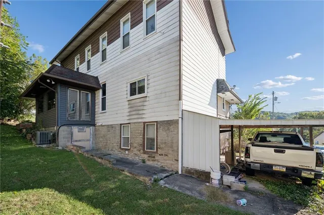 a car parked in front of a white house
