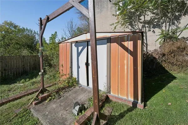 a view of a house with backyard and garden