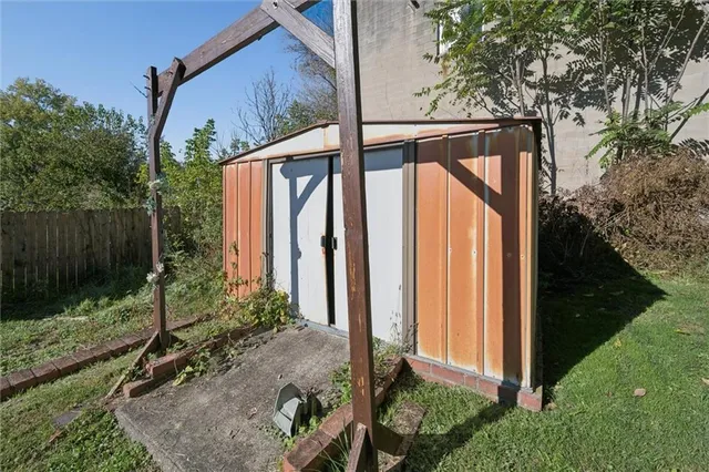 a view of a house with backyard and garden