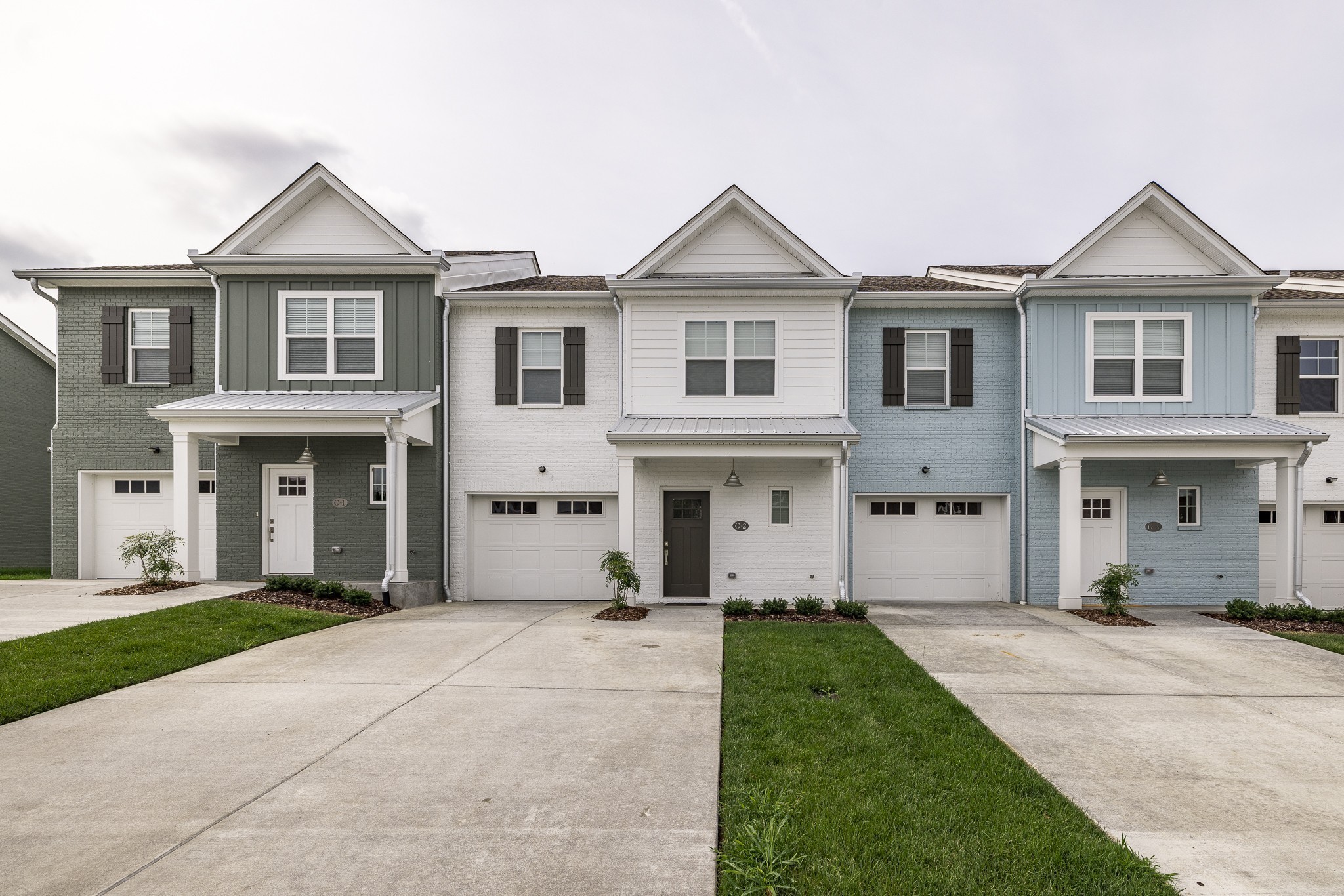1144 Lock 4 Road, Unit B2 Gallatin, TN 37066 - Photo 2 of 17 a front view of a house with a garden