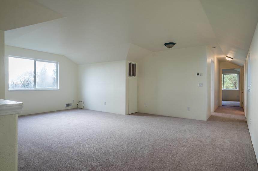 6550 Beagle Road White City, OR 97503 - Photo 14 of 24 an empty room with windows and closet