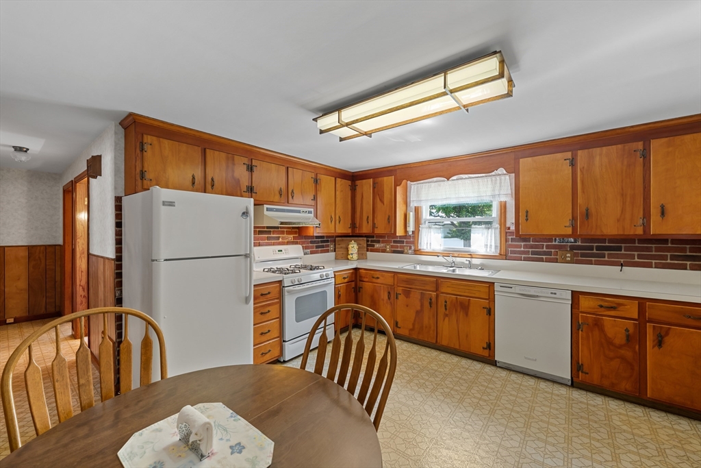 43 Rowena Street Worcester, MA 01606 - Photo 16 of 40