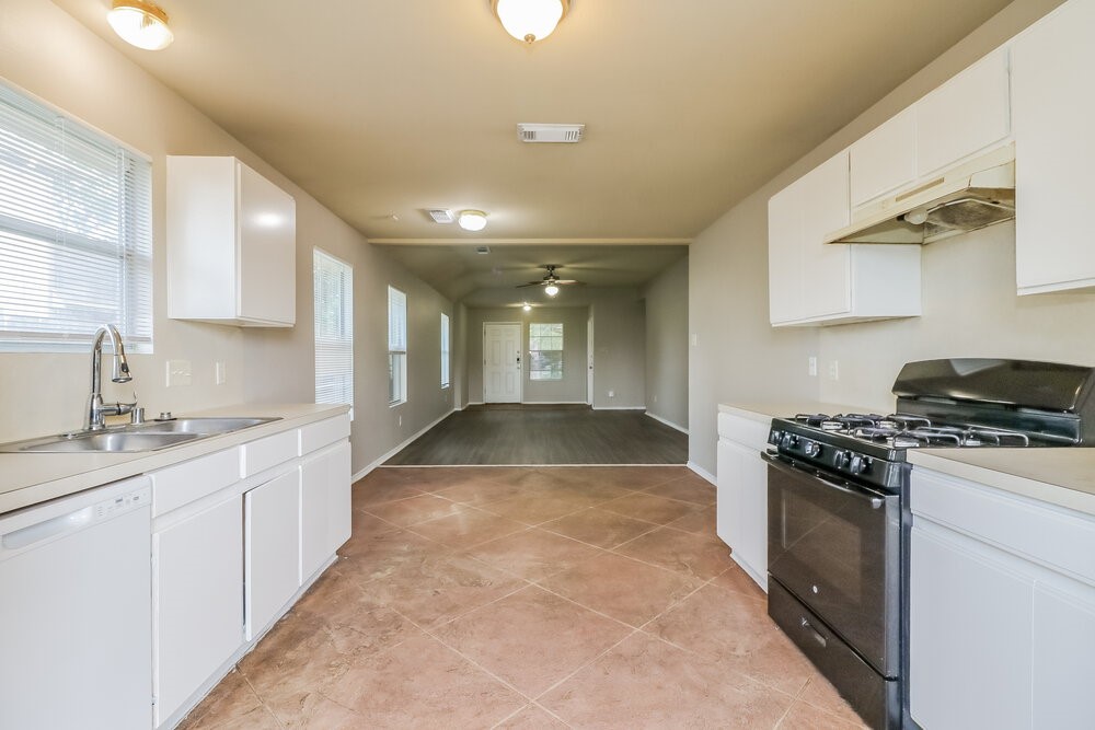 12531 Roxdale Ridge Drive Houston, TX 77044 - Photo 8 of 16