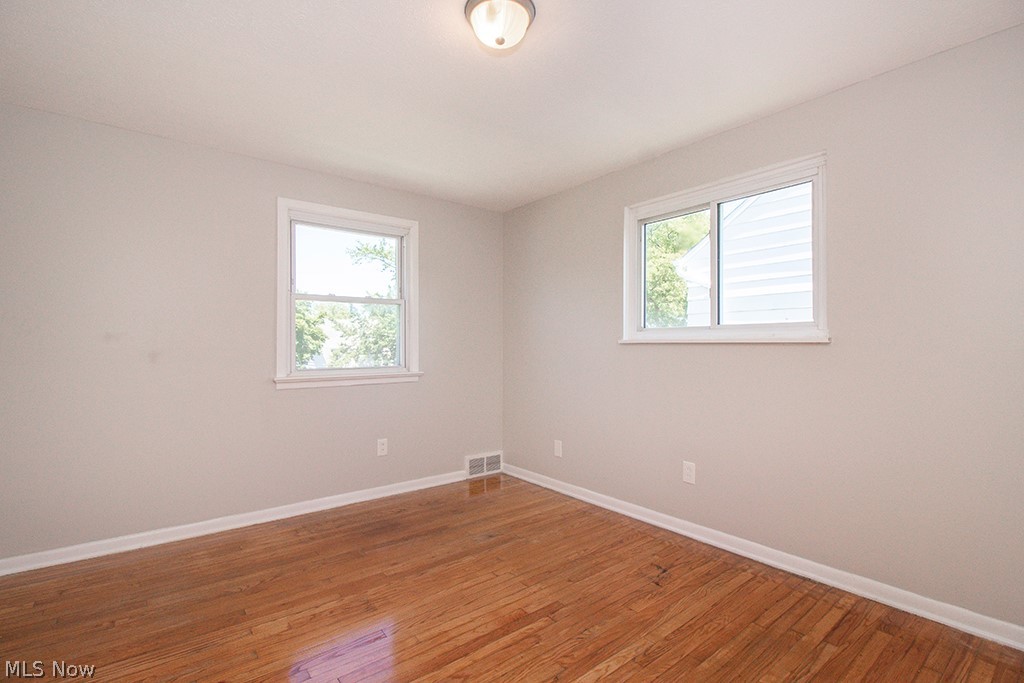 3954 Grosvenor Road Cleveland, OH 44118 - Photo 20 of 35