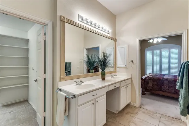 a en suite bathroom with a sink and a mirror