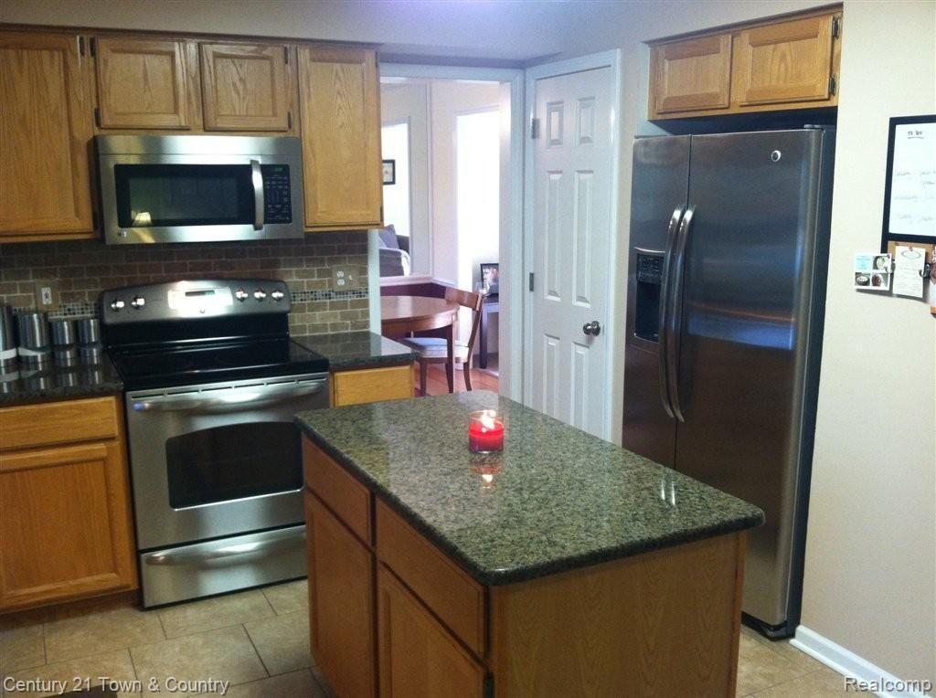 1331 Thames Drive Rochester, MI 48307 - Photo 6 of 25 IMG_1854.JPG