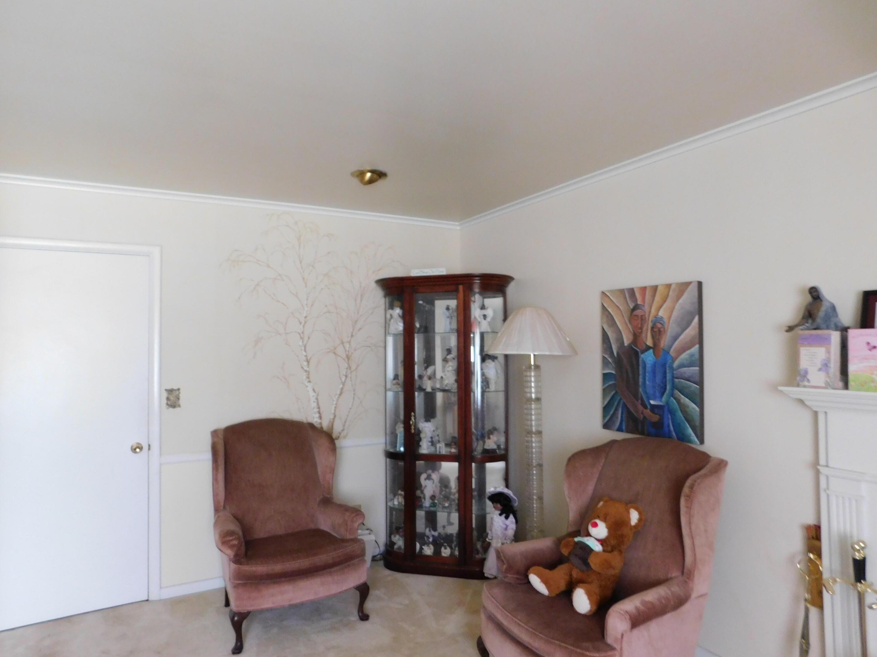 1645 Kenwick Road Columbus, OH 43209 - Photo 3 of 17 Living Room