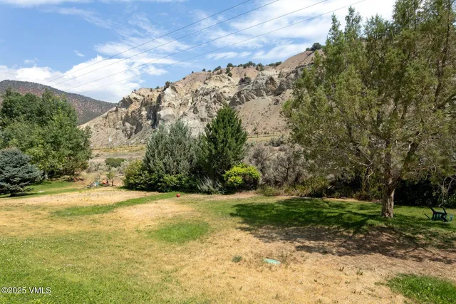 a view of a yard with a house