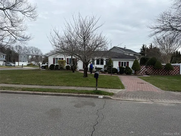 $749,000 | 3 Jenny Lane, Holtsville, NY 11742