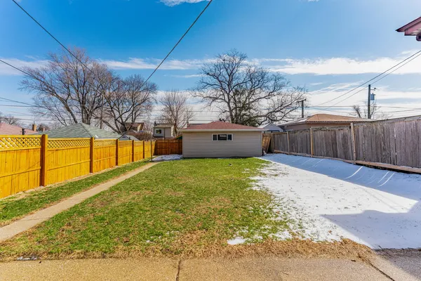 $3,300 | 2817 Maple Avenue, Berwyn, IL 60402