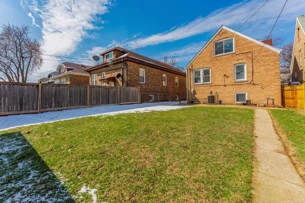 $3,300 | 2817 Maple Avenue, Berwyn, IL 60402