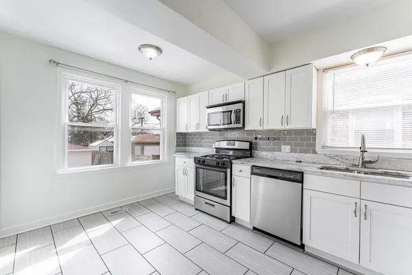 $3,300 | 2817 Maple Avenue, Berwyn, IL 60402
