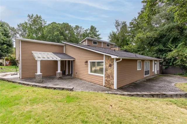 a view of a house with a yard