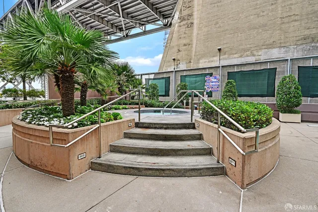 a view of entryway with outdoor area