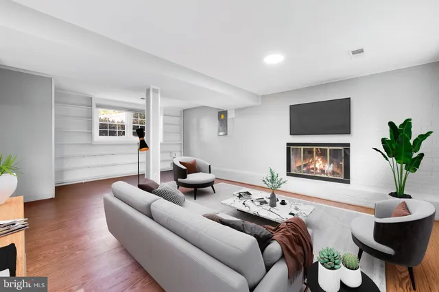 $939,900 | 2415 Jackson Parkway, Vienna, VA 22180