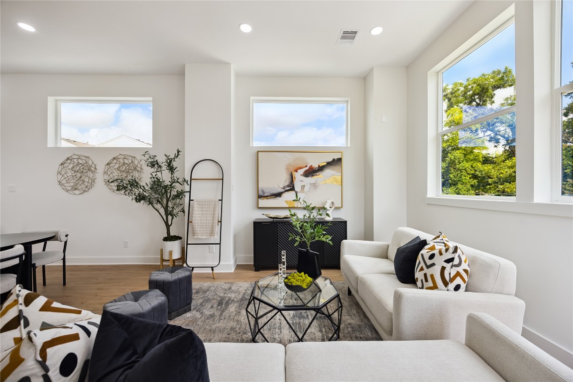 835 Rachel Street, Unit B Houston, TX 77091 - Photo 10 of 22 Living