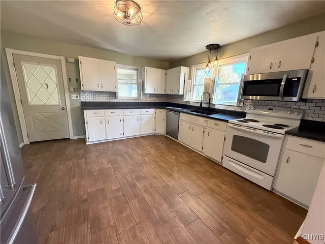 $194,900 | 103 Fairway Drive, New Hartford, NY 13417