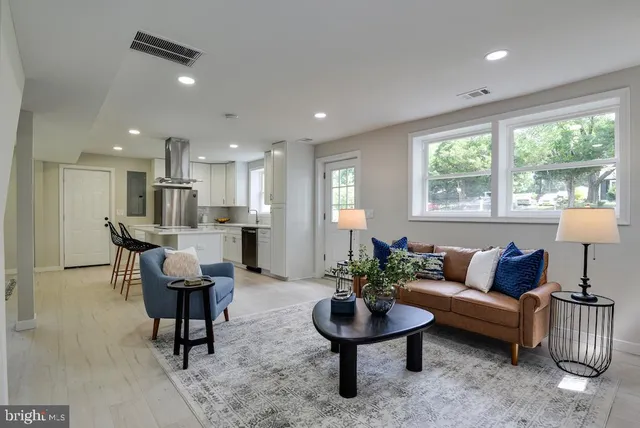 $639,900 | 8426 Woodlawn Street, Alexandria, VA 22309