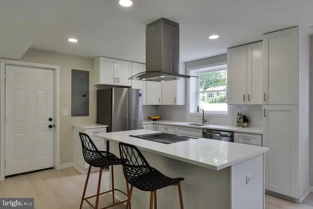 $639,900 | 8426 Woodlawn Street, Alexandria, VA 22309