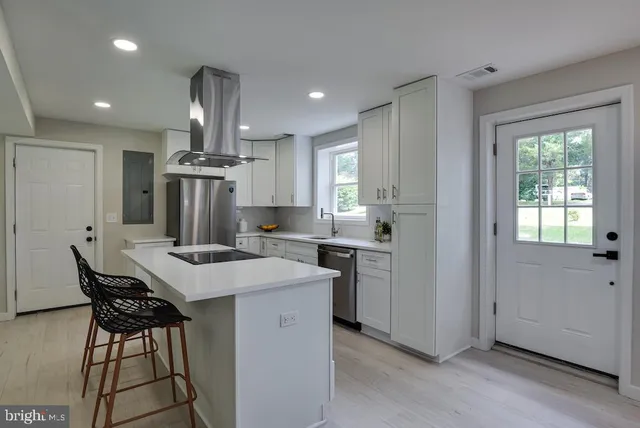 $639,900 | 8426 Woodlawn Street, Alexandria, VA 22309