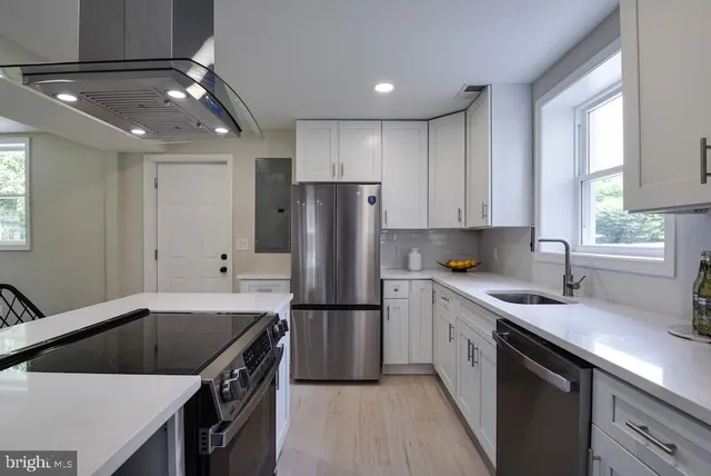 $639,900 | 8426 Woodlawn Street, Alexandria, VA 22309