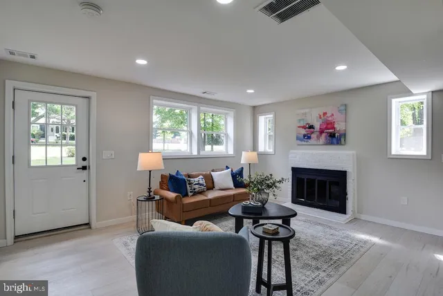 $639,900 | 8426 Woodlawn Street, Alexandria, VA 22309