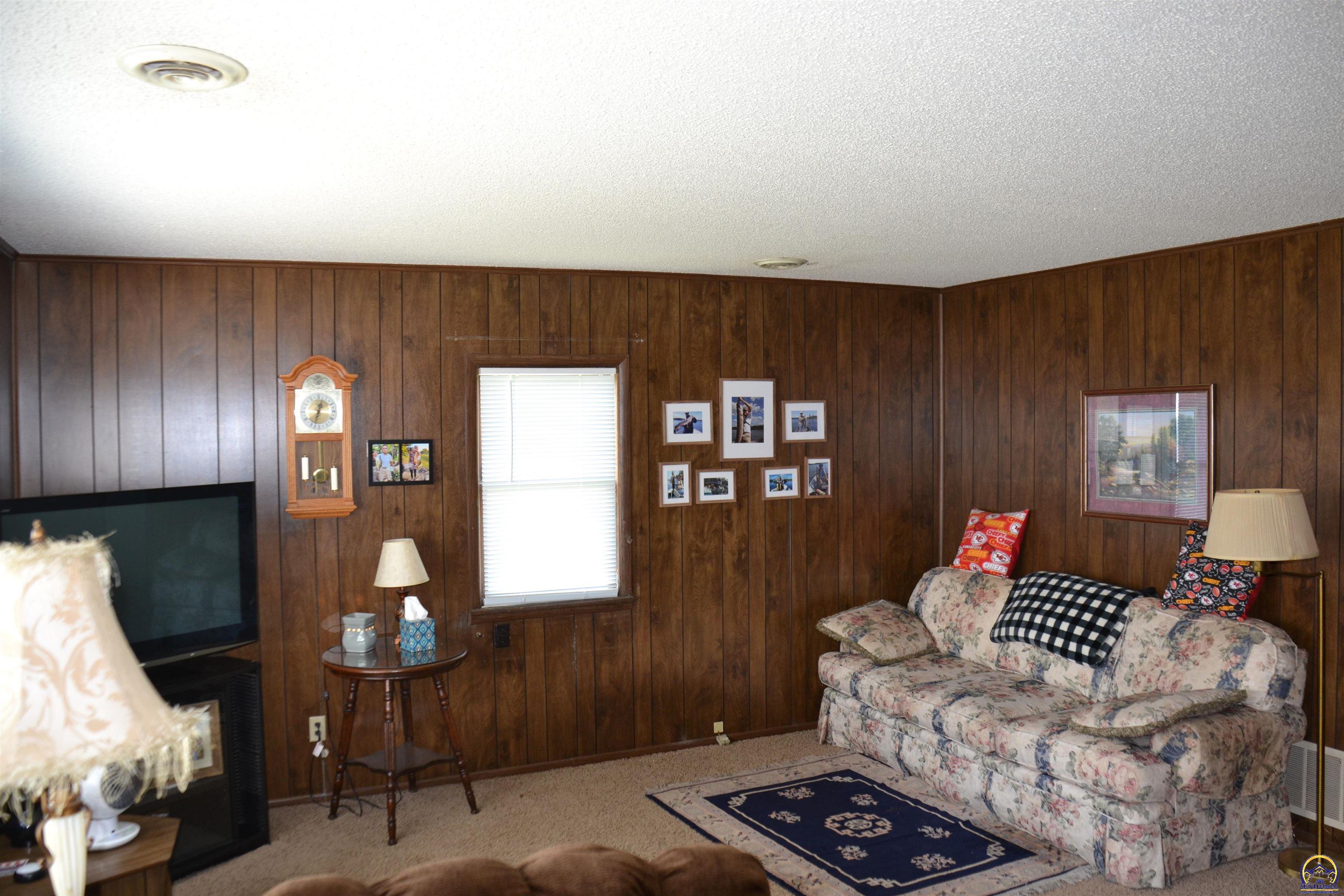 298 South Olivet Road Lebo, KS 66856 - Photo 5 of 24