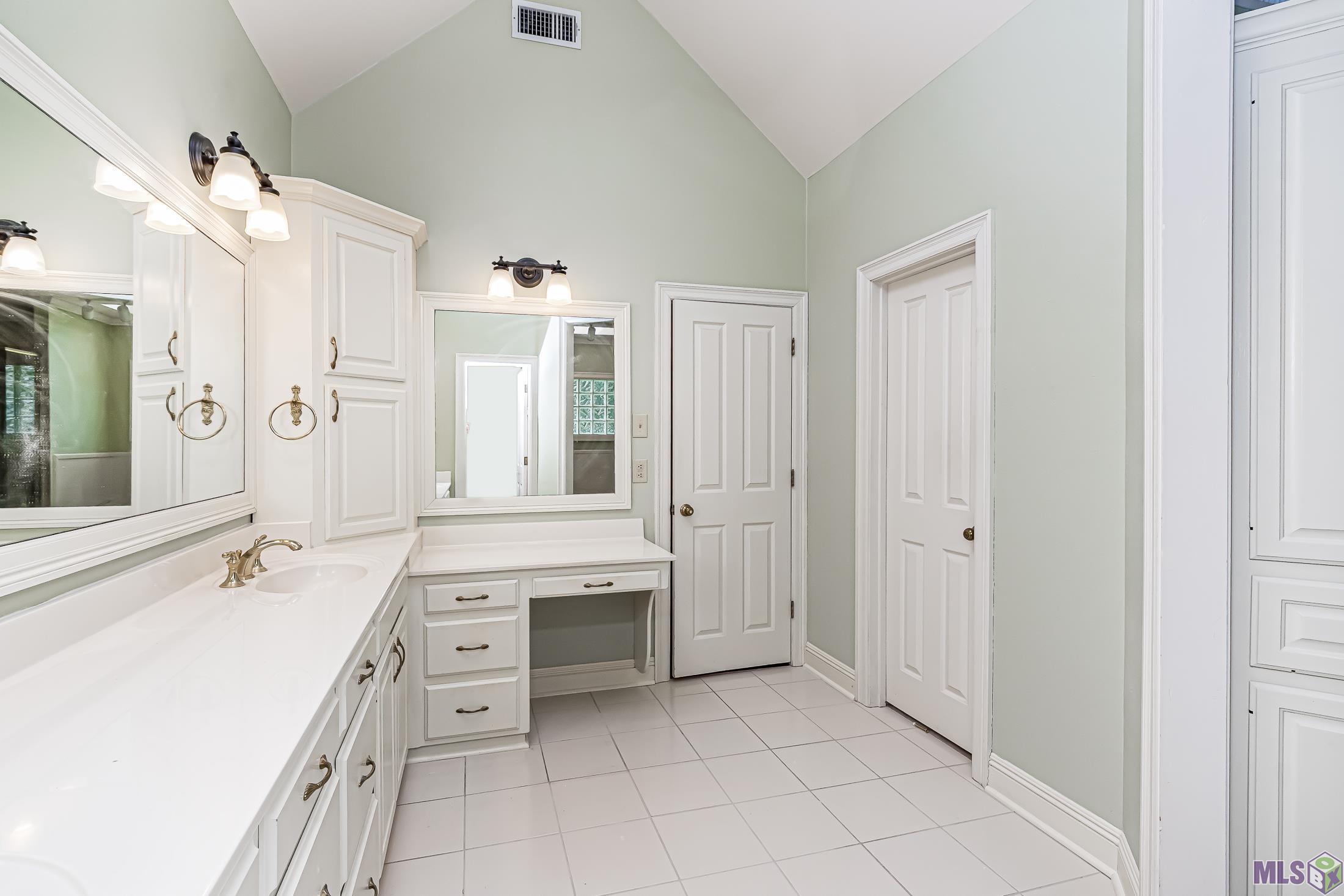 17747 Inverness Avenue Baton Rouge, LA 70810 - Photo 19 of 33 Primary Bath