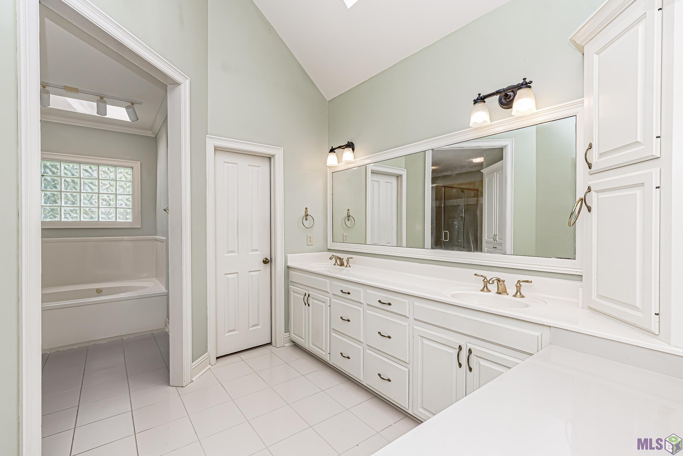 17747 Inverness Avenue Baton Rouge, LA 70810 - Photo 20 of 33 Primary Bath