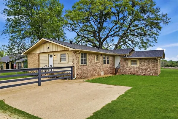 $1,350 | 15106 County Road 431, Unit B, Lindale, TX 75771