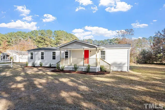 a view of a house with backyard