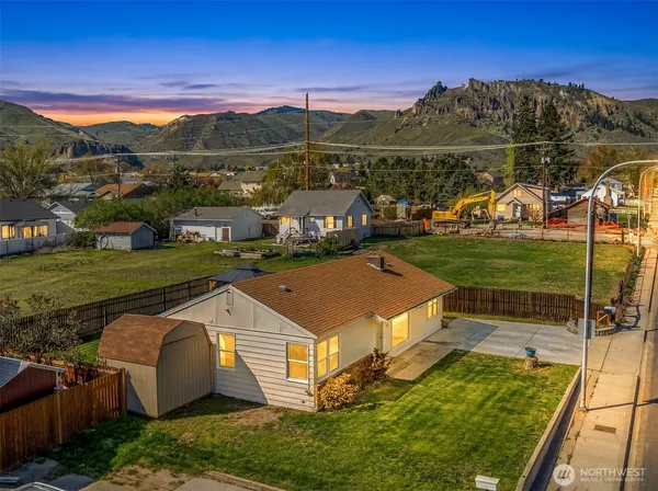 $385,000 | 565 Crawford Avenue, Wenatchee, WA 98801